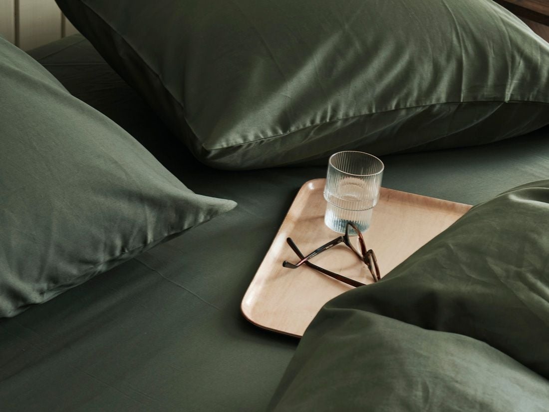 Kussensloop katoen satijn dark olive