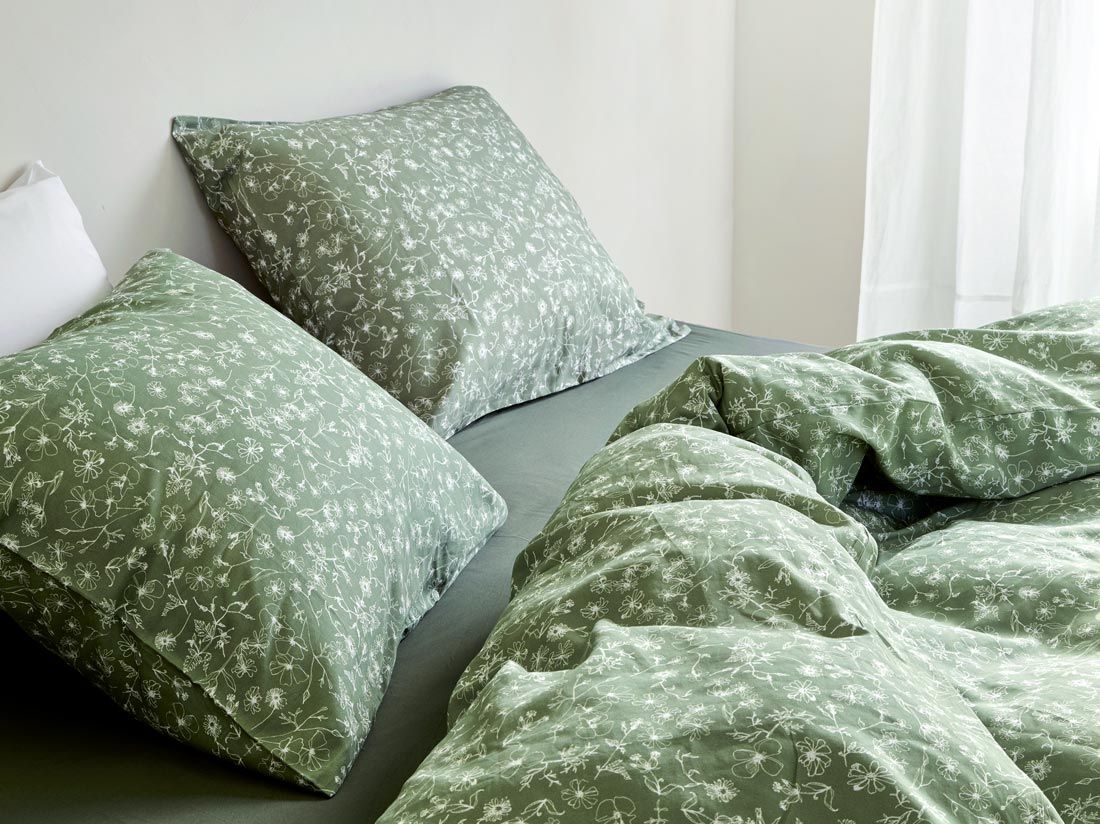 Taie d'oreiller satin de coton champs de fleurs vert d'olive 60x70