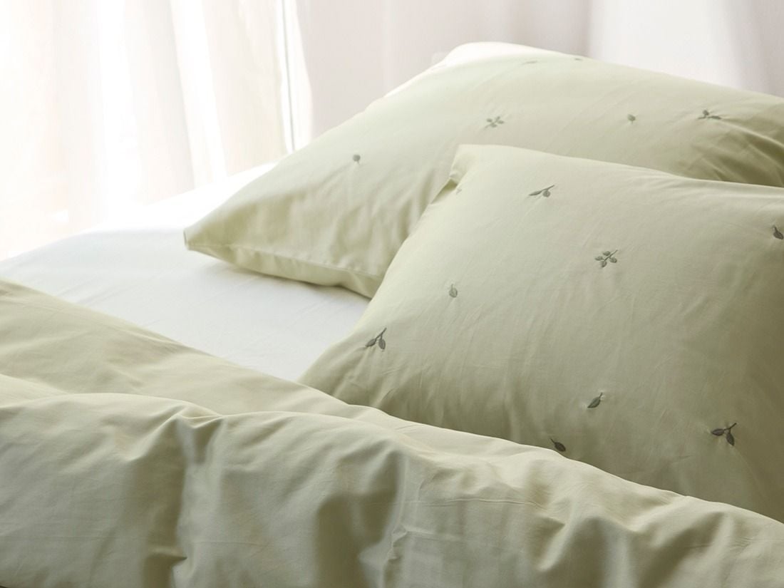 Kussensloop katoen satijn light olive botanical 50x60