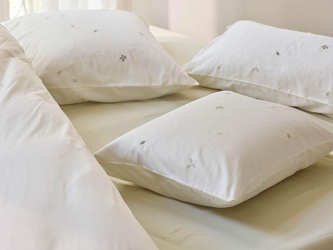 Kussensloop katoen satijn warm white botanical 50x60