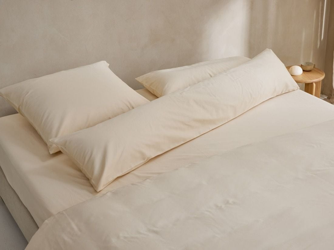 Kussensloop zijslaper katoen satijn almond milk 37x160