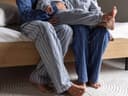 Pantalon de pyjama flanelle de coton pour homme gris clair à rayures bleues
