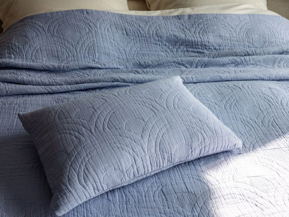 Sierkussen arch lavender blue - mousseline katoen